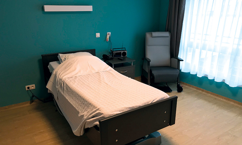 Chambre avec lit médicalisé